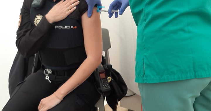 GVA 210301 Policia Vaccine
