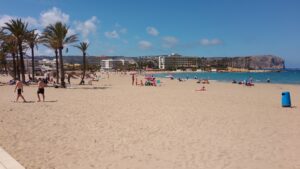 250829 NEWS Arenal Beach 1